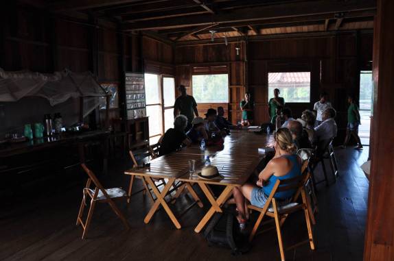 Palestra de recepção na Pousada Uacari, na Reserva do Mamirauá, na região de Tefé, no Amazonas